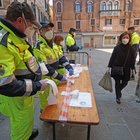 Coronavirus, regole diverse per Regione: in Veneto guanti obbligatori e in Piemonte niente colf