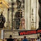Vaticano, uomo nudo sull'altare maggiore della basilica di San Pietro