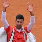 Internazionali, Djokovic eliminato: «Pioggia e freddo, mai vista Roma così». Domani in campo Medvedev e in serata Tsitsipas
