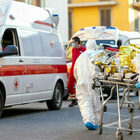 Lecce, si sporge troppo dal balcone: Antonio precipita in strada e muore