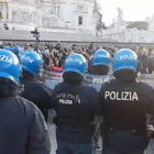 Roma, la polizia disperde la manifestazione non autorizzata dei negazionisti