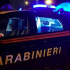 Lite choc a cena, 14enne accoltella il nuovo fidanzato della madre (carabiniere) e lo colpisce con un casco: è grave