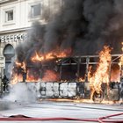 Roma, esplode bus in via del Tritone: commessa ferita. Paura in pieno centro