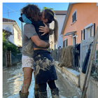 Il bacio, la bibbia e il bambino: le Marche resilienti, quando le foto raccontano una storia più forte dell'alluvione