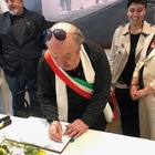 Banfi cittadino onorario di Alberobello tra gag e commozione Banfi cittadino onorario di Alberobello tra gag e commozione