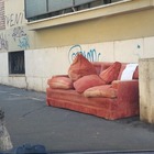 Roma, divano scaricato in strada a Monteverde: la giustificazione su un cartello