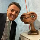 Renzi fa il selfie con E.T., il commento di Casini: «Siete identici»