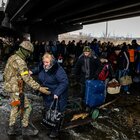 Ucraina, la trappola dei corridoi umanitari (che portano solo in Russia e Bielorussia). Armi e soldati: gli Usa accelerano