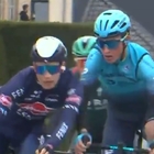 Giro delle Fiandre, ciclisti si prendono a spallate: espulsi