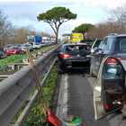 Roma, due incidenti sulla Pontina: auto si cappotta, maxi tamponamento tra 7 mezzi: traffico in tilt
