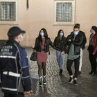 Coprifuoco nel Lazio dalle 24 alle 5 a partire da venerdì: torna l'autocertificazione, scuola a distanza al 50% per le superiori