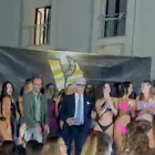 Antonio Razzi scatenato sul palco (con Massimo Boldi): il ballo in mezzo alle modelle fa impazzire i fan