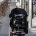 Deruba un pensionato sullo scooter per disabili, poi si mettere a ridere e fugge col bottino