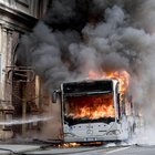 Roma, paura in centro: esplode autobus, ferita una ragazza. L'autista mette in salvo i passeggeri