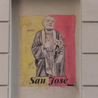 Mourinho è già santo a Roma: il murale con il lumino acceso dedicato a “San José”