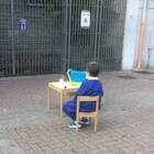 Scuole chiuse in Campania, la foto del bambino davanti all'ingresso fa il giro del web