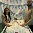 Indi Gregory, verso lo stop alle macchine: la neonata inglese verrà trasferita in un hospice Il papà: «Disgustati, non smettiamo di lottare»