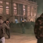 Torino, tensioni alla manifestazione contro il Dpcm: vetrine rotte e fumogeni