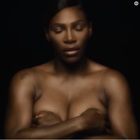 Serena Williams canta a seno nudo per la lotta contro il canco. Guarda il Video