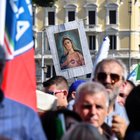 Centrodestra manifesta a Roma, sui social lo sfottò antagonista