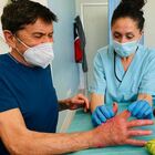 Gianni Morandi inizia fisioterapia dopo l'ustione
