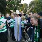 Lazio-Celtic, l'arrivo dei tifosi scozzesi con bandiere e il costume di Papa Francesco