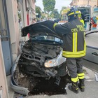 Malore alla guida, sfonda la pista ciclabile e la porta di un negozio: è morto