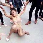 Cina, donna adultera spogliata e picchiata in strada (da video)