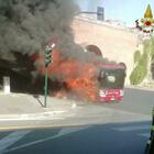 Roma, un altro bus Atac in fiamme: è il secondo in un giorno