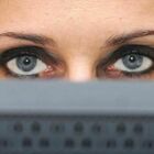 «Non strofinare gli occhi quando sei a lavoro»: l'allarme dell'esperta. Cosa si rischia