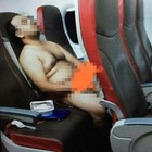Malesia, passeggero si spoglia in aereo, guarda un porno e aggredisce hostess: arrestato