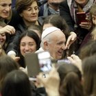 Papa Francesco ai ragazzi: «Non siate schiavi del telefonino, è una droga»