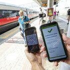 Green pass, da oggi obbligatorio su treni a aerei: controlli solo a bordo