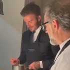 David Beckham cuoco per un giorno sotto lo sguardo dello chef Massimo Bottura