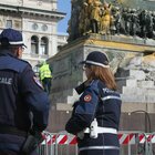 Milano, ambientalisti imbrattano il monumento in piazza Duomo: tre denunce