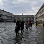 Acqua alta a Venezia, stasera previsti 120 cm: passerelle nel 30% del centro 