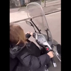 Napoli, bambino di 6 anni alla guida di uno scooter