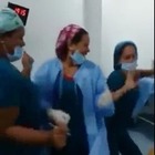 Colombia, infermiere ballano accanto alla paziente anestetizzata: il video diventa virale e loro vengono licenziate