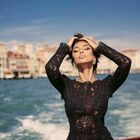Madalina Ghenea incanta Venezia: abito in pizzo e spacco profondo. Il post su Instagram: «Lady Bean è tornata»