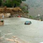 Maltempo, Matera allagata, le strade diventano fiumi di fango che invadono gli storici Sassi