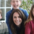 Kate Middleton, la foto coi figli rimossa dalle principali agenzie fotografiche: «Immagine manipolata»