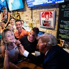 Donald Trump senza freni: firma sul seno di una cameriera