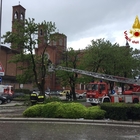 Crolla la croce del campanile a Vicenza a causa del maltempo