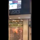 Film porno trasmesso per due ore nel negozio di sport, l'azienda: «Colpa di un attacco hacker»