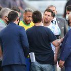 Brasile-Argentina sospesa, in campo l'Asl brasiliana che blocca i calciatori di Scaloni: in quattro dovevano fare la quarantena