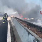 Incidente A1, fiamme e fumo sull'autostrada: le immagini
