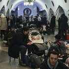 Ucraina, 15mila rifugiati nei sotterranei della metropolitana: la fuga dalle bombe dei cittadini di Kiev