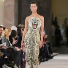 La sfilata haute couture di Schiaparelli: teste di animali sui capi