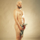 Amici, Antonino nudo per celebrare i 40 anni: «Mi sono fatto un regalo: la vanità»