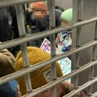Mosca, arrestati e portati in cella 5 bambini: deponevano fiori davanti all'ambasciata ucraina